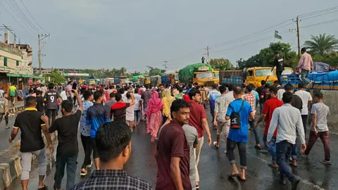 শনিবার বিকেলে কালিয়াকৈরের মৌচাক এলাকায় বেতন বৃদ্ধির দাবিতে সড়ক অবরোধ করে বিক্ষোভ করেন তৈরি পোশাক কারখানার শ্রমিকরা। ছবি: সংগৃহীত