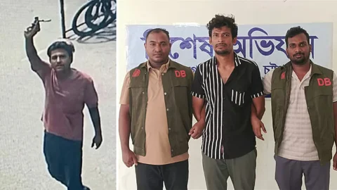 চট্টগ্রামের একটি কারখানার সামনের সড়কে অস্ত্র হাতে সাব্বির (বাঁয়ে)। ছবি: সংগৃহীত