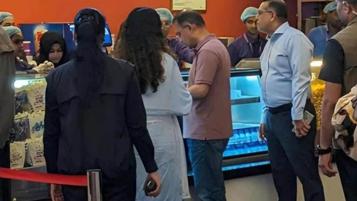 ‘বনলতা এক্সপ্রেস’ দেখতে মেয়েকে নিয়ে সিনেমা হলে প্রধানমন্ত্রী