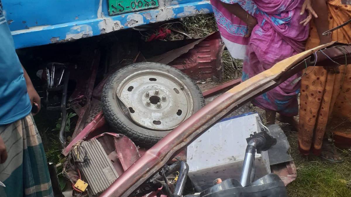 বাসের ধাক্কায় অটোরিকশার যাত্রী মা ও ২ মেয়ে নিহত, বাবা গুরুতর আহত