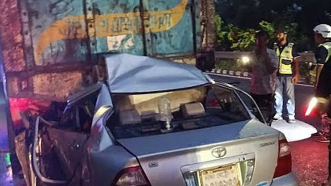 দাঁড়িয়ে থাকা ট্রাকে ধাক্কা, প্রাইভেটকারের ৫ আরোহী নিহত