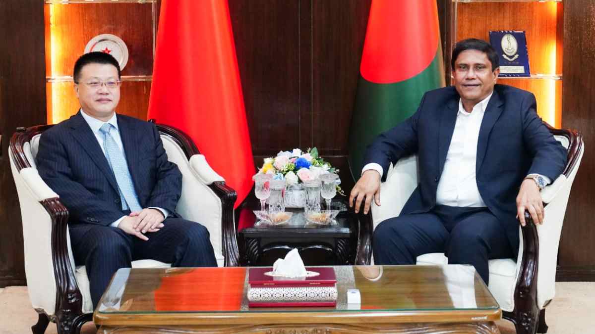 বৃহস্পতিবার প্রধানমন্ত্রীর প্রতিরক্ষা উপদেষ্টার সঙ্গে সাক্ষাৎ করেন চীনের রাষ্ট্রদূত। ছবি: আইএসপিআর