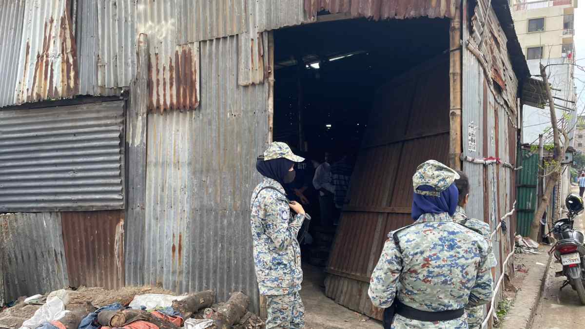 বেনামি এই প্রতিষ্ঠানেই তৈরি হয় নামিদামি বিভিন্ন ব্র্যান্ডের মিষ্টি। ছবি: বিএসটিআই