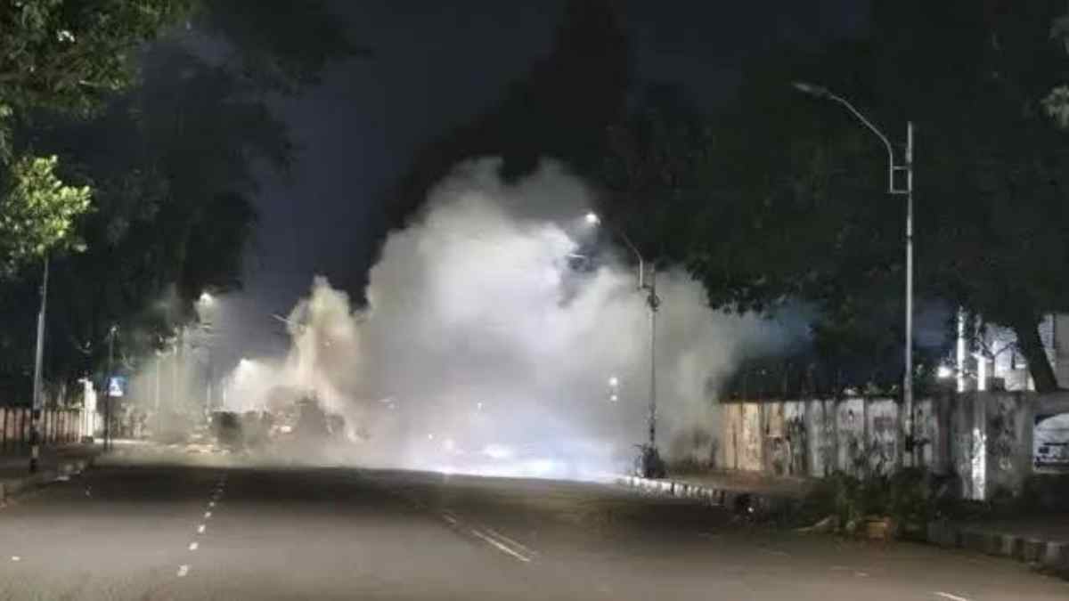 ঢাবিতে ২ জায়গায় ৩ ককটেল বিস্ফোরণ