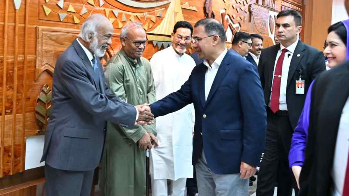 বিমানবন্দরে প্রধানমন্ত্রী তারেক রহমানকে বিদায় জানান এলজিআরডিমন্ত্রী মঈন খানসহ অন্যরা। ছবি: পিএমও