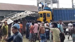 ট্রাকের ধাক্কায় প্রাণ গেল ইজিবাইকের ৩ যাত্রীর