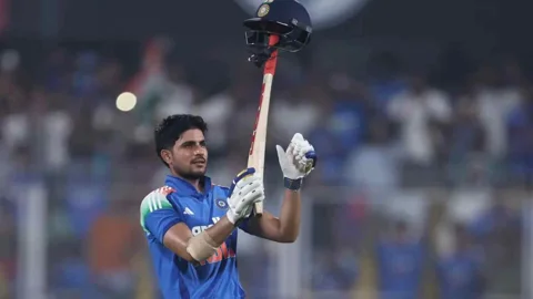 ওয়েস্ট ইন্ডিজের দেওয়া ৪০৬ রানের টার্গেট চেজ করতে নেমে ওয়ানডেতে দ্রুততম দ্বিশতকের রেকর্ড গড়েছেন ভারতের শুভমান গিল। ছবি: সংগৃহীত