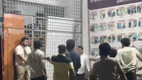 রোববার রাতে রাজশাহী বিশ্ববিদ্যালয়ে ছাত্রদলের হামলার  ৪ সাংবাদিকসহ ১০ জন আহত হয়েছেন। ছবি: ভিডিও থেকে