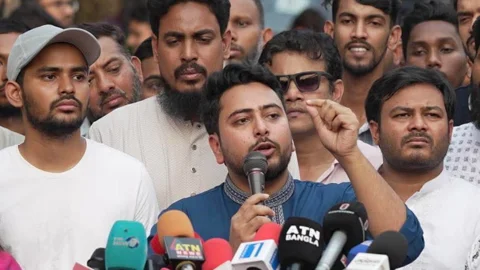 রোববার মিরপুরের পথসভায় প্রধান অতিথি হিসেবে বক্তব্য দেন এনসিপি আহ্বায়ক নাহিদ ইসলাম। ছবি: নাহিদ ইসলামের ফেসবুক থেকে 