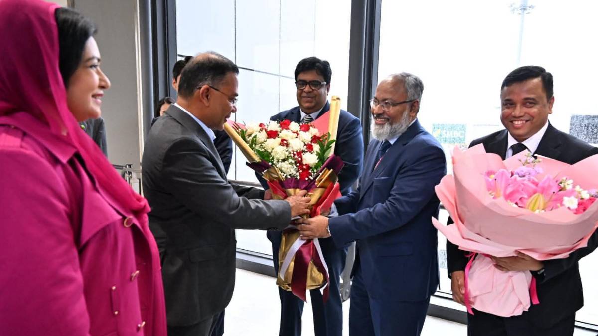 জাপানে বিমানবন্দরে প্রধানমন্ত্রীকে স্বাগত জানান বাংলাদেশ দূতাবাসের কর্মকর্তারা। ছবি: পিএমও