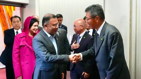 জাপানের নারিতা বিমানবন্দরে প্রধানমন্ত্রী তারেক রহমানকে স্বাগত জানান দেশটির পররাষ্ট্রমন্ত্রী। ছবি: পিএমও