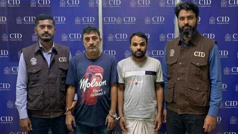 নোয়াখালীর এক তরুণকে লিবিয়া পাচারের অভিযোগে সিআইডির হাতে গ্রেপ্তার আতিকুর রহমান টমাস ও বদিউল আলম ভূঁইয়া ওরফে বেলাল। ছবি: সংগৃহীত