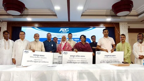 সাংবাদিকদেরর পরিবারের সদস্যের হাতে পাঁচ লাখ টাকা করে সহায়তার চেক তুলে দেওয়া হয়। ছবি: সংগৃহীত