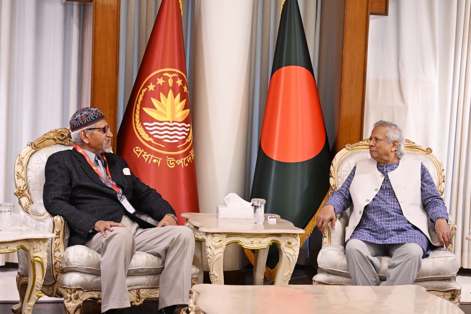 বুধবার বিকেলে রাষ্ট্রীয় অতিথি ভবন যমুনায় প্রধান উপদেষ্টা ড. ইউনূসের সঙ্গে সাক্ষাৎ করেন বিডিআর হত্যাকাণ্ডের ঘটনায় গঠিত তদন্ত কমিশনের সদস্যরা। ছবি: প্রধান উপদেষ্টার প্রেস উইং
