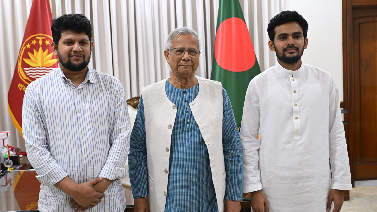 অন্তর্বর্তী সরকারে কাজ করার অভিজ্ঞতা কাজে লাগিয়ে দুই ছাত্র উপদেষ্টা আগামীতে বৃহত্তর পরিমণ্ডলে আরও বড় অবদান রাখবেন বলে আশাবাদ জানান প্রধান উপদেষ্টা। ছবি: প্রধান উপদেষ্টার প্রেস উইং