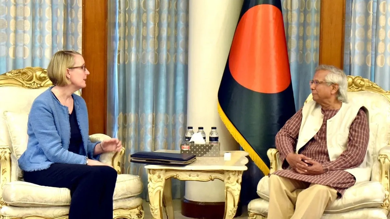 পাচারকৃত অর্থ ফেরাতে ব্রিটিশ সরকারের সহযোগিতা চাইলেন ড. ইউনূস