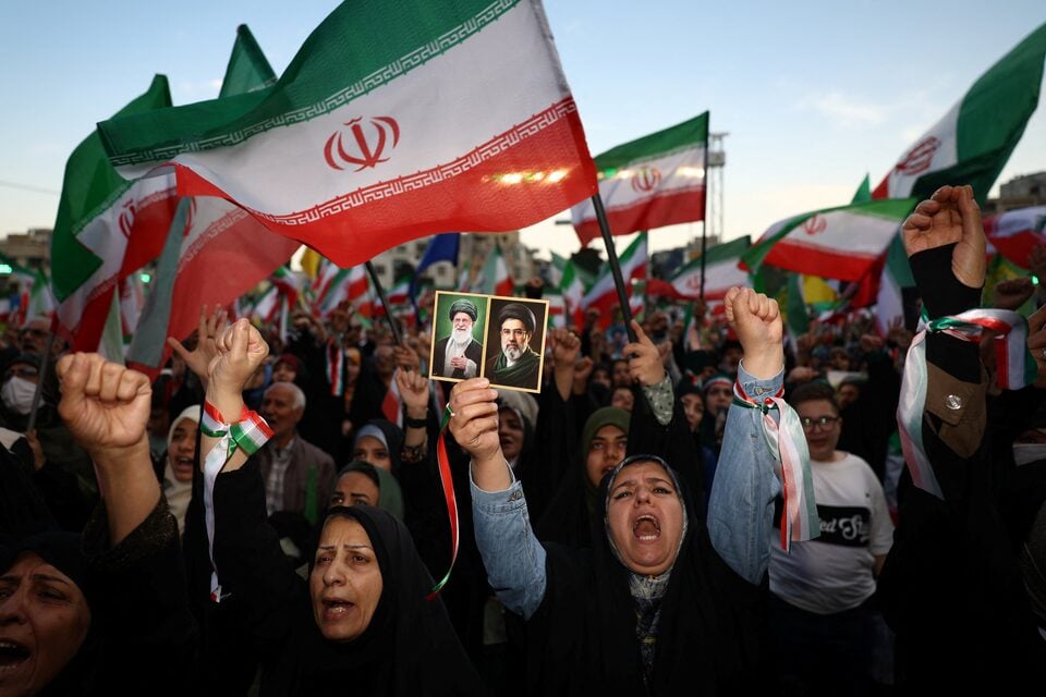 Iranian-Women-Chant-during-a-rally