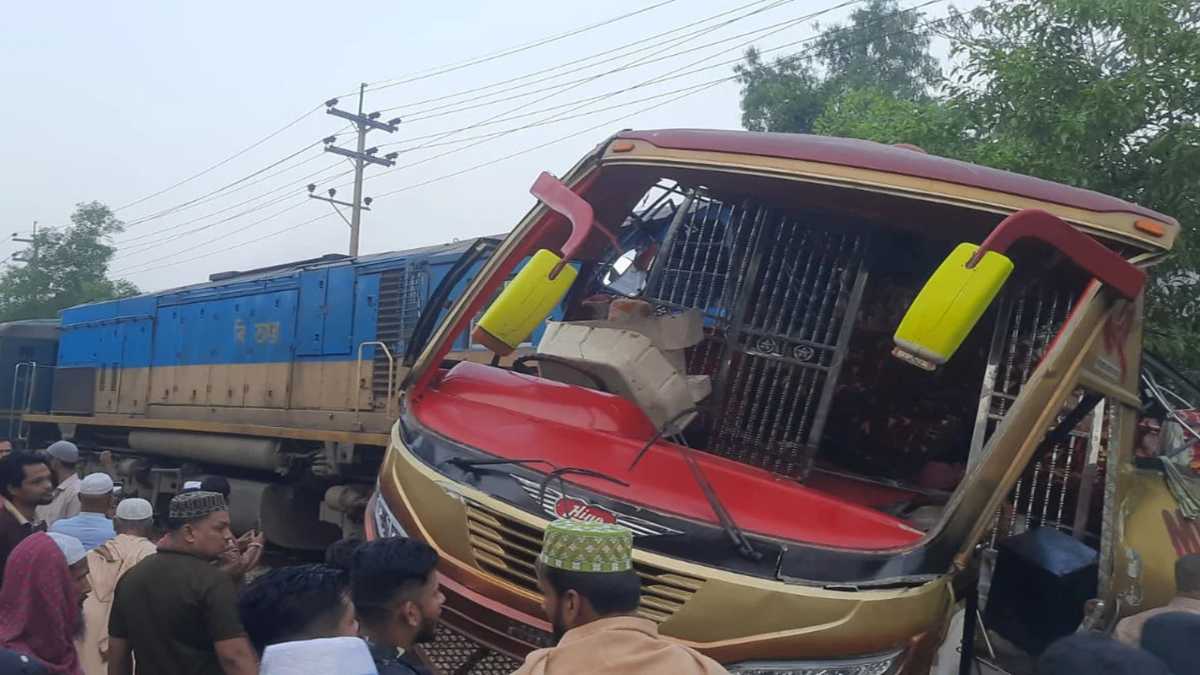 2 railway crossing gatemen suspended in Comilla
