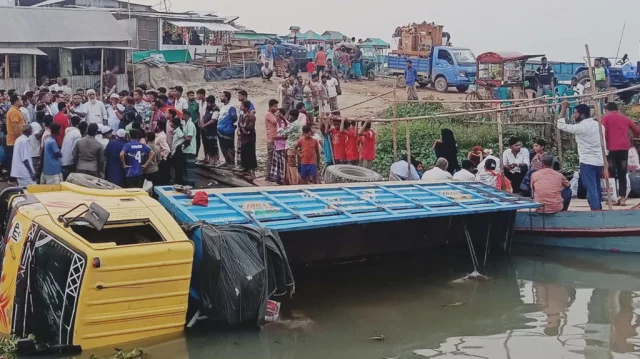 ফেরিতে উঠতে গিয়ে ট্রাক নদীতে, চাপা পড়ে প্রাণ গেল যুবকের