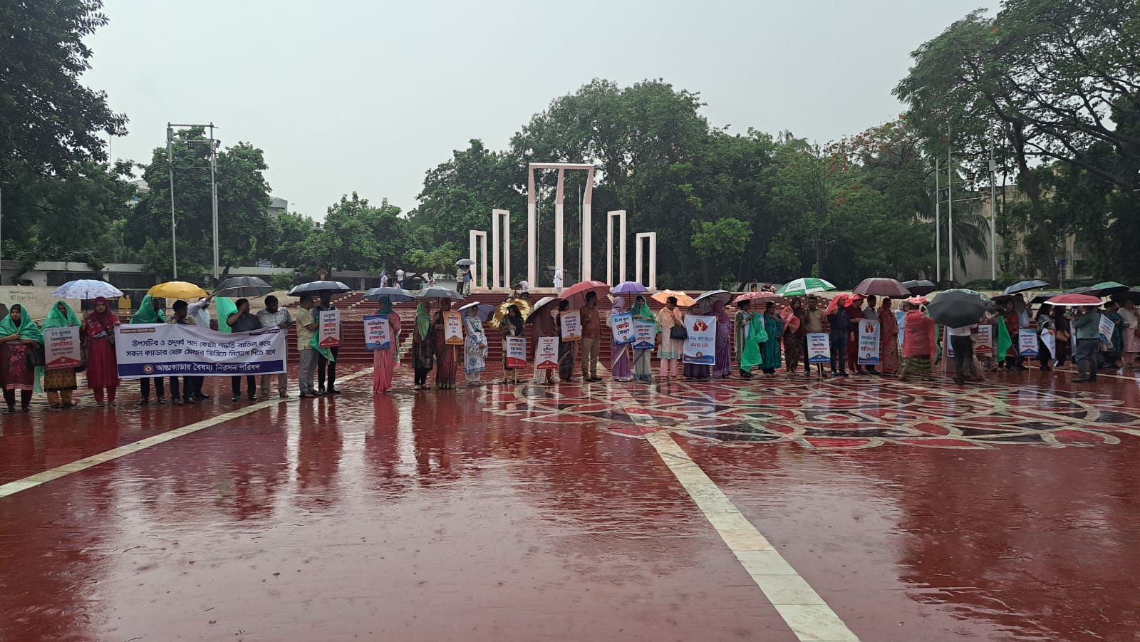 শহীদ মিনারে ২৫টি ক্যাডারের কর্মকর্তারা, কলম বিরতি ঘোষণা