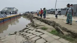 শরীয়তপুরে পদ্মার তীররক্ষা বাঁধের ৪০ মিটার নদীগর্ভে, হুমকিতে সুরেশ্বর