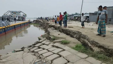 সুরেশ্বর মাছঘাট এলাকায় প্রায় ৪০ মিটার বাঁধ নদীগর্ভে বিলীন হয়েছে। ছবি: সংগৃহীত