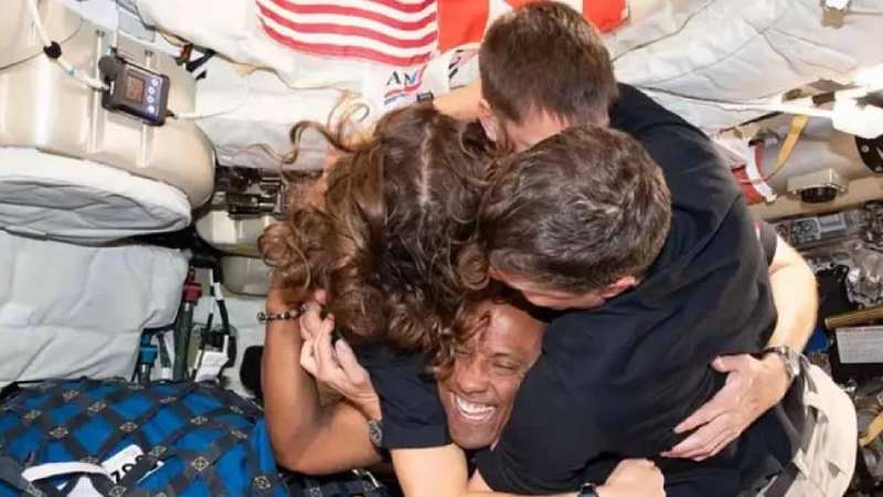 4 astronauts return to Earth