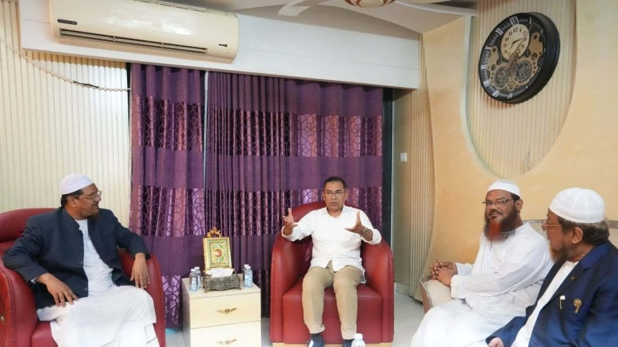 চরমোনাই পিরের বাসায় তারেক রহমান