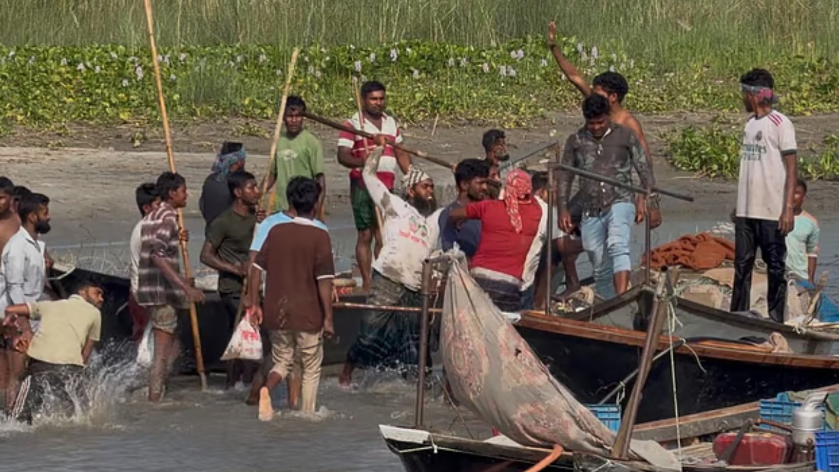 শরীয়তপুরে ইলিশ রক্ষার অভিযানে হামলায় আহত ৫, আটক ৪১ জেলে