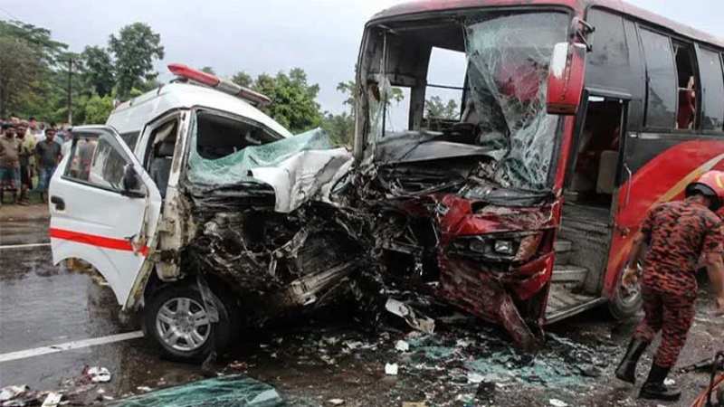 পাবনায় বাস-অ্যাম্বুলেন্স সংঘর্ষে নিহত ২