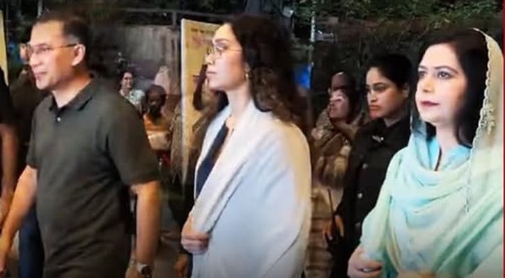 নাট্যপাড়ায় সপরিবারে নাটক দেখলেন প্রধানমন্ত্রী