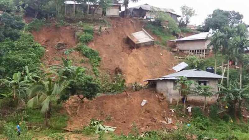 ভারী বর্ষণে উখিয়ার রোহিঙ্গা ক্যাম্পে পাহাড়ধসে ৮ জনের মৃত্যু