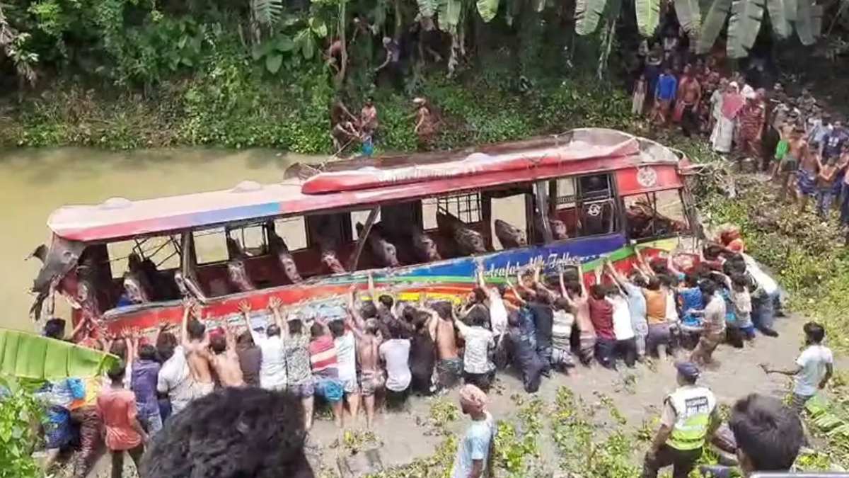 কুষ্টিয়ায় বাস-ট্রাক সংঘর্ষে নিহত ৫, আহত ৩০