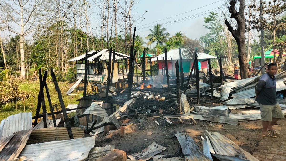 আগুনে দোকান পুড়ে যাওয়ায় ভুক্তভোগী ব্যবসায়ীদের ১৫ থেকে ২০ লাখ টাকার ক্ষয়ক্ষতি হয়েছে বলে ধারণা করা হচ্ছে। ছবি: রাজনীতি ডটকম