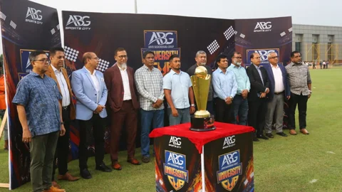সাবেক তারকা ক্রিকেটার মোহাম্মদ রফিক ও মোহাম্মদ আশরাফুল উপস্থিত থেকে রোববার এবিজি ইউনিভার্সিটি কাপের উদ্বোধন করেন। ছবি: সংগৃহীত