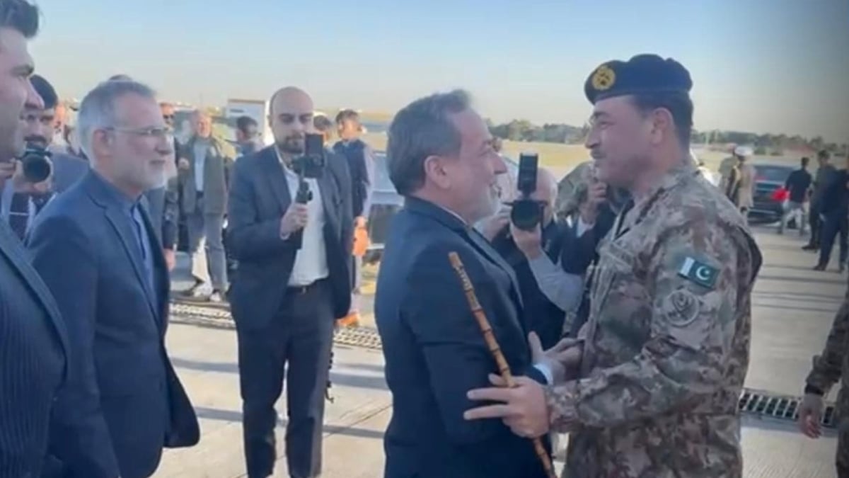 Abbas-Araghchi-Welcomes-Pakistani-Delegates-In-Tehran-15-04-2026