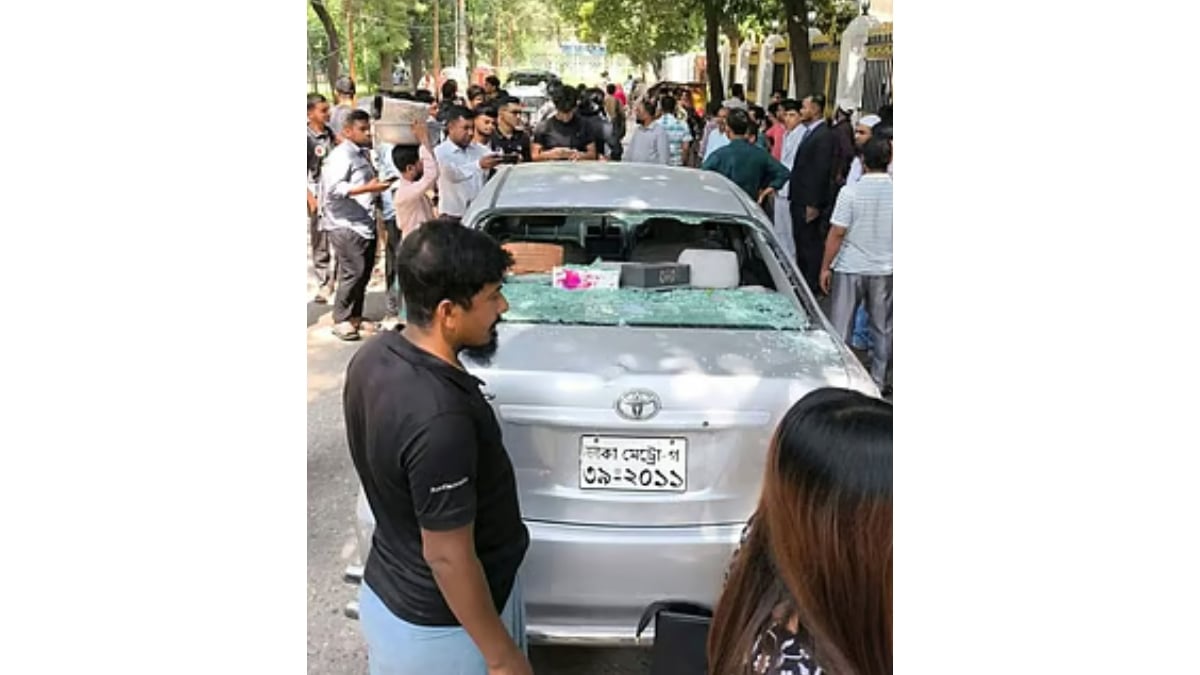ঢাবিতে গাড়ি চালানো শিখতে গিয়ে দুর্ঘটনা, আহত কয়েকজন শিক্ষার্থী