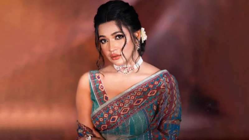 Actress Azmeri Haque Badhon faces harassment at the Venice Film Festival. (1)