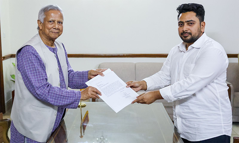Adviser Nahid Islam Handing Over Resignation Letter To Chief Adviser Muhammad Yunus 25-02-2025 (1)