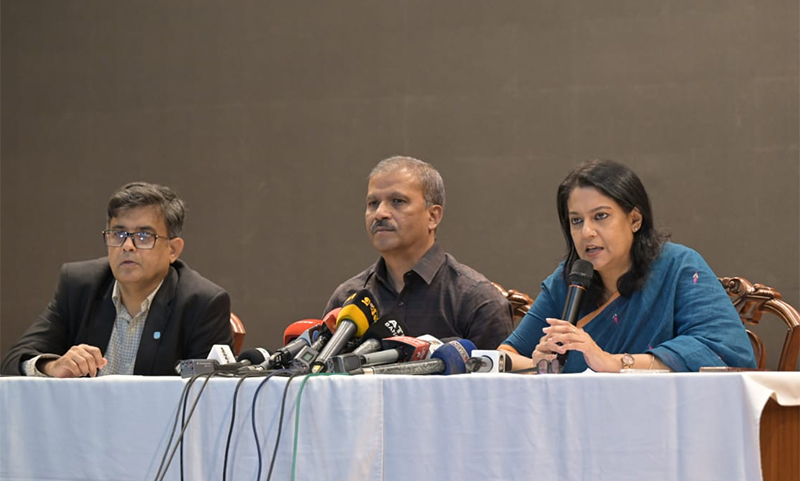 সোমবার ফরেন সার্ভিস একাডেমিতে ব্রিফ করেন আইন উপদেষ্টা আসিফ নজরুল ও পরিবেশ উপদেষ্টা সৈয়দা রিজওয়ানা হাসান। ছবি: প্রধান উপদেষ্টার দপ্তর