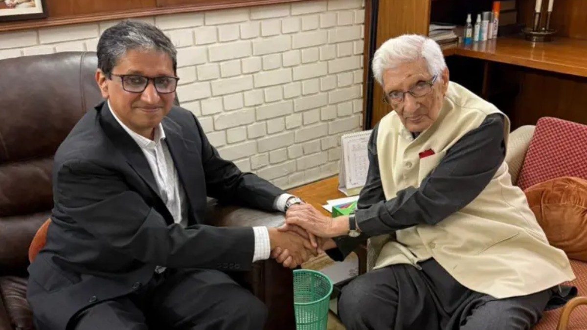 ভারতের সাবেক পররাষ্ট্র সচিব এম কে রাসগোত্রার বাসভবনে রাষ্ট্রদূত রিয়াজ হামিদুল্লাহ। ছবি: সংগৃহীত