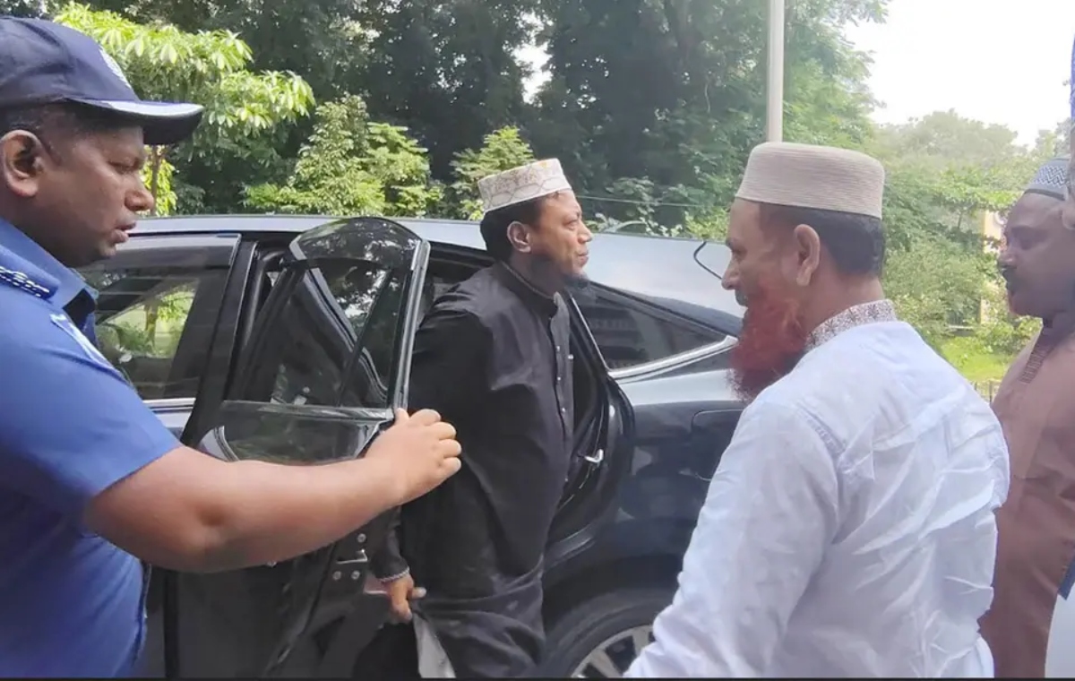 মানহানির মামলায় আত্মসমর্পণের জন্য আদালতে এমপি আমির হামজা