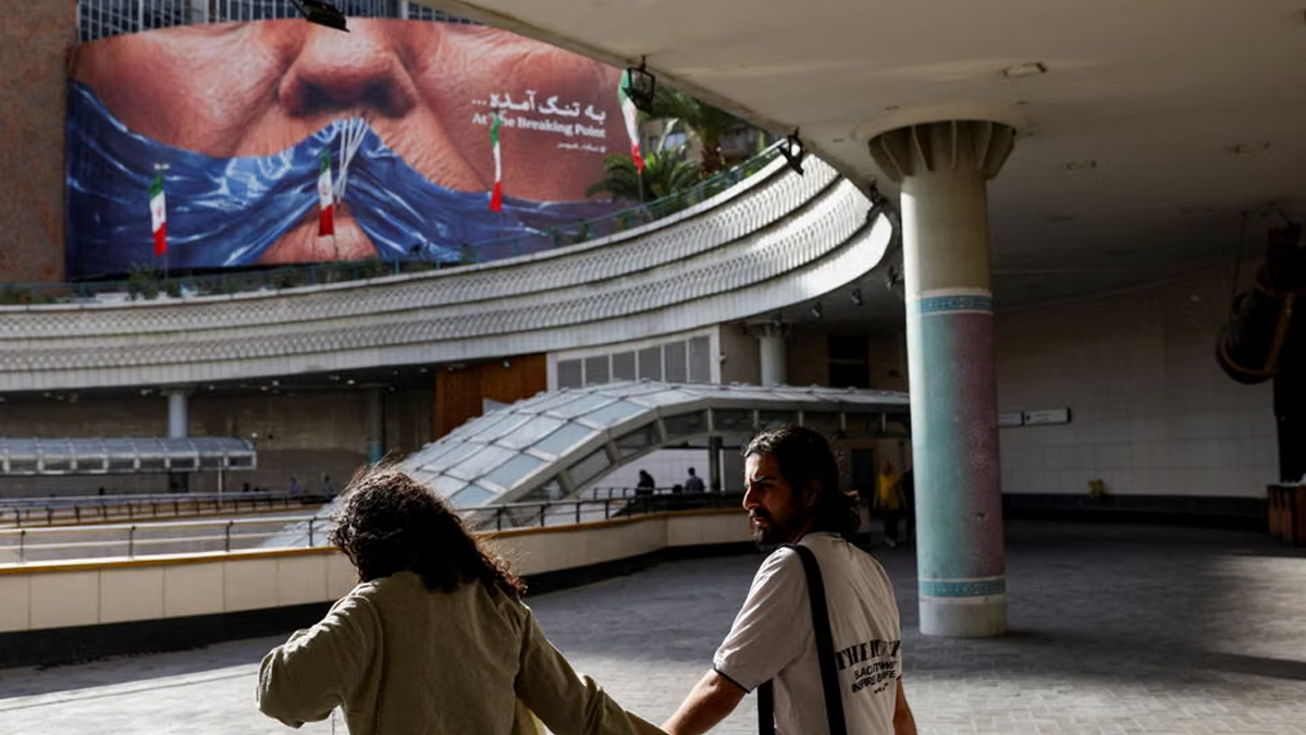 An-anti-American-billboard-depicting-Donald-Trump-gagged-by-an-image-of-the-Strait-of-Hormuz-in-Tehran
