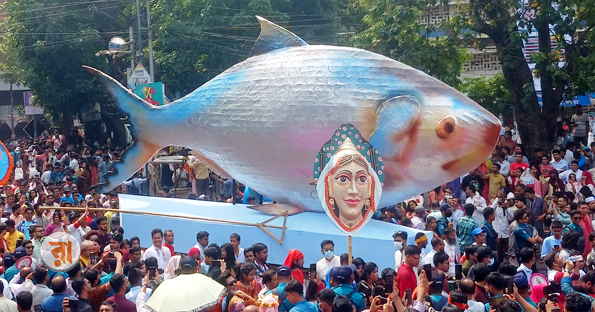 ঢাকা বিশ্ববিদ্যালয়ের চারুকলা অনুষদ থেকে বের হয় বর্ষবরণের আনন্দ শোভযাত্রা। ছবি: রাজনীতি ডটকম