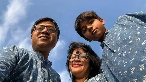 মা-বাবার সঙ্গে ইশায়াত শাহরিয়ার অপ্রতিম। ছবি: সংগৃহীত