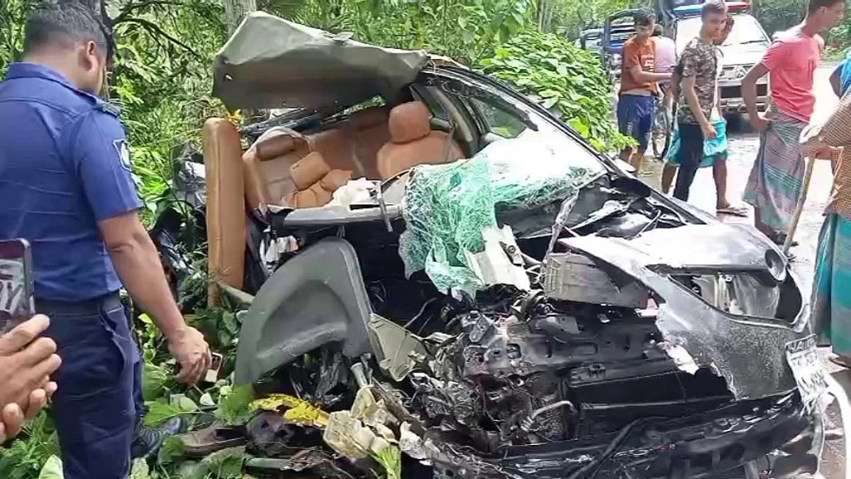 কাশিয়ানীতে বাস-প্রাইভেট কার সংঘর্ষে নিহত ২, আহত ২০
