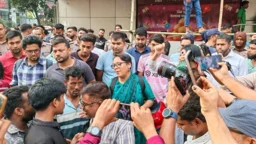 ধানমন্ডিতে সংস্কৃতিকর্মীদের মানববন্ধনে ‘জয় বাংলা’ স্লোগান, আটক ১