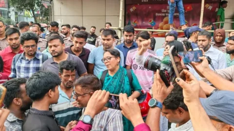 ধানমন্ডিতে সংস্কৃতিকর্মীদের মানববন্ধনে ‘জয় বাংলা’ স্লোগান, আটক ১