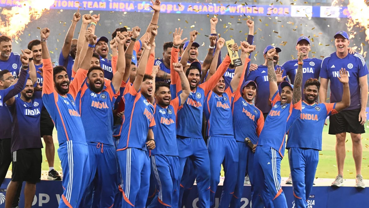 ফাইনাল শেষে মাঠে ট্রফি ছাড়াই উল্লাস করল ভারতীয় দল। ছবি: সংগৃহীত