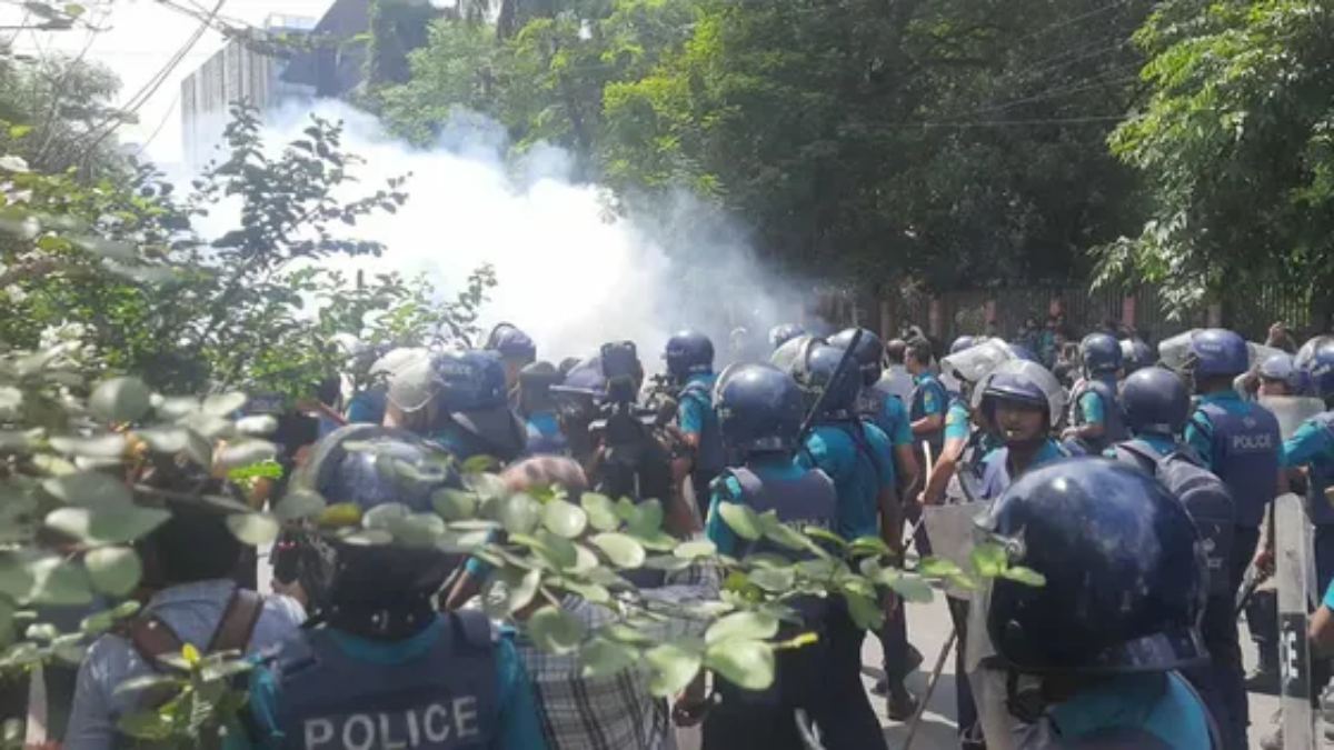 Attempt to go to Yamuna_ Engineering students clash with police